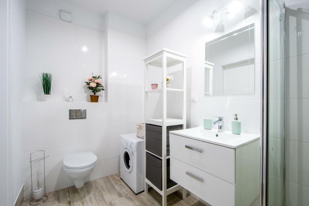 Apartamento M&R Apartament Airport&Business Premium Komputerowa - Underground Garage - Free Wifi - Netflix - Self Check-In - 5 Min From Chopin Airport Varsovia Exterior foto