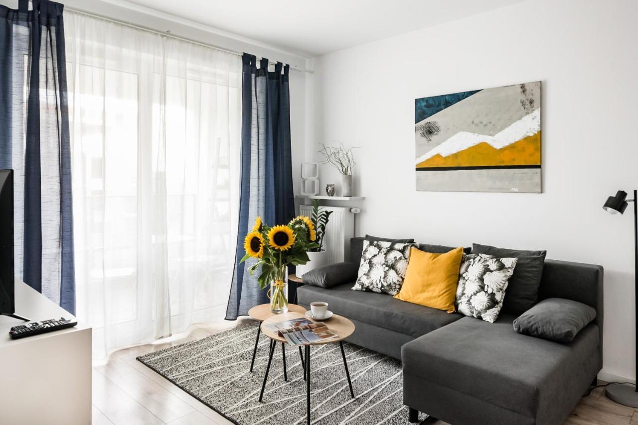 Apartamento M&R Apartament Airport&Business Premium Komputerowa - Underground Garage - Free Wifi - Netflix - Self Check-In - 5 Min From Chopin Airport Varsovia Exterior foto